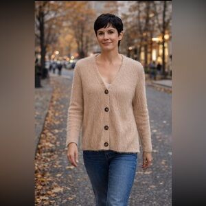 Truth NWT Soft Tan  Eyelash Cardigan Sweater size M.
